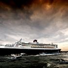 Die Queen Mary beim Abschied aus Hamburg