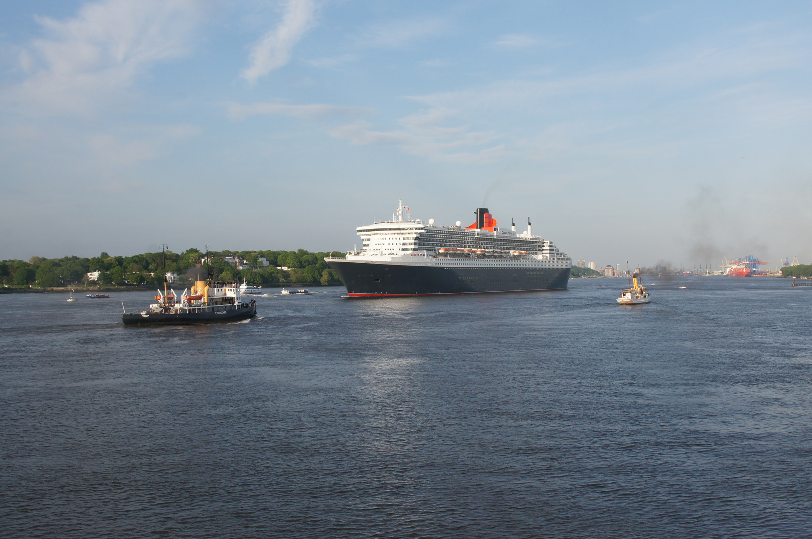 Die Queen Mary II verläßt den Hamburger Hafen