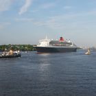 Die Queen Mary II verläßt den Hamburger Hafen