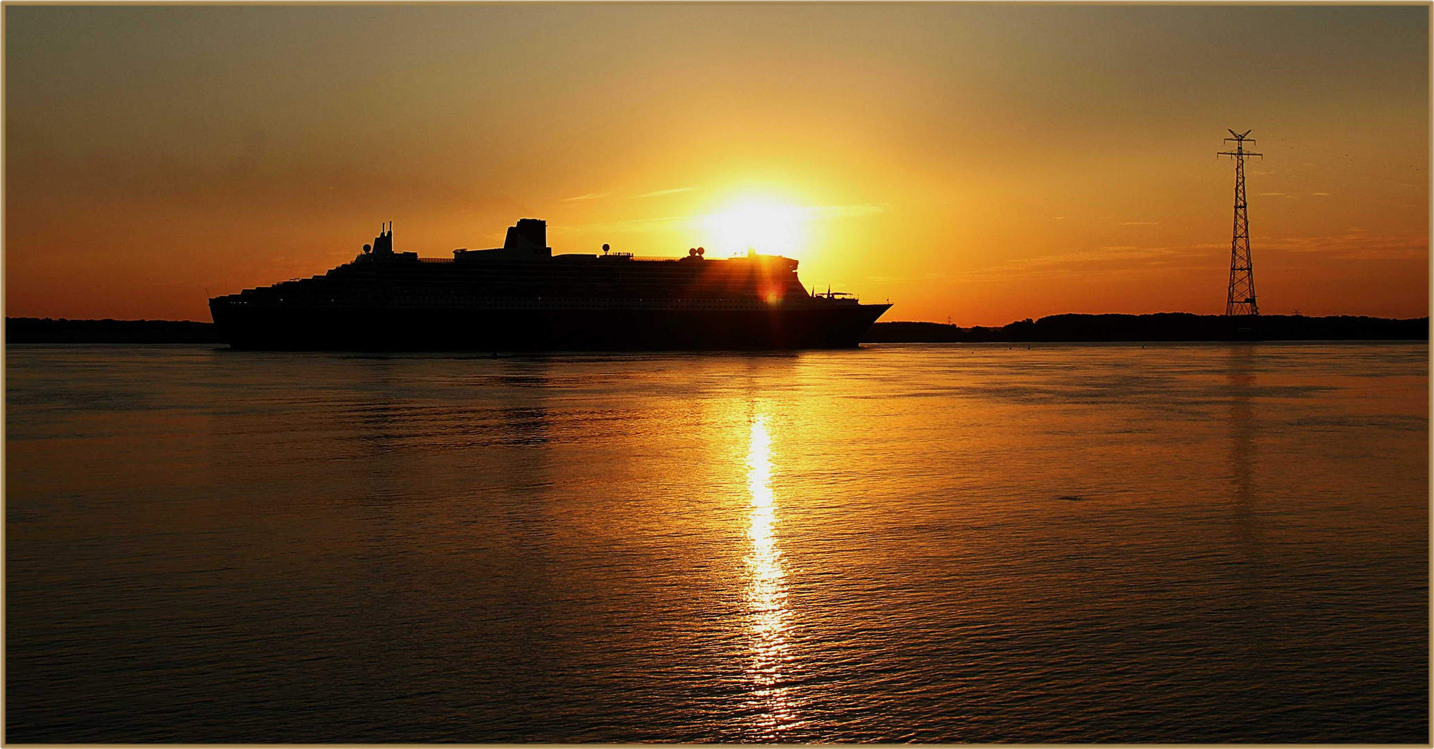 die Queen Mary im Gegenlicht