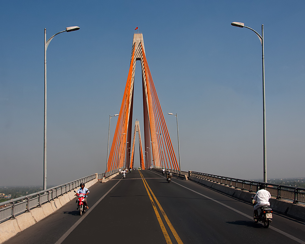 Die Rach-Mieu-Brücke...