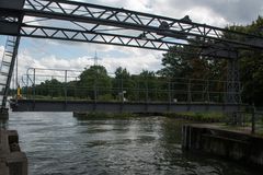 Die Radbrücke wird wieder abgesenkt