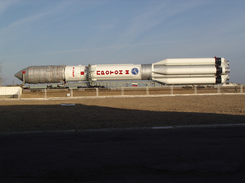 Die Rakete das "Proton - M" mit dem Satellit die "Brise-M"