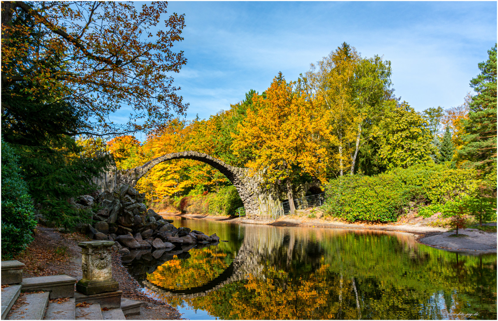 Die Rakotzbrücke im Rhododendronpark Kromlau