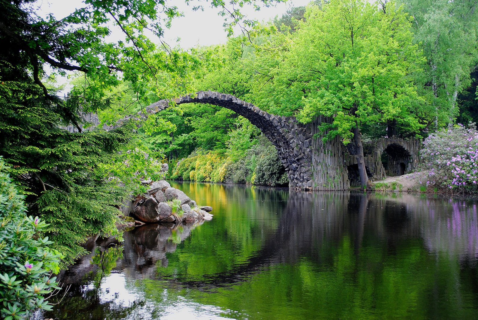 die Rakotzbrücke im Rhododendronpark Kromlau