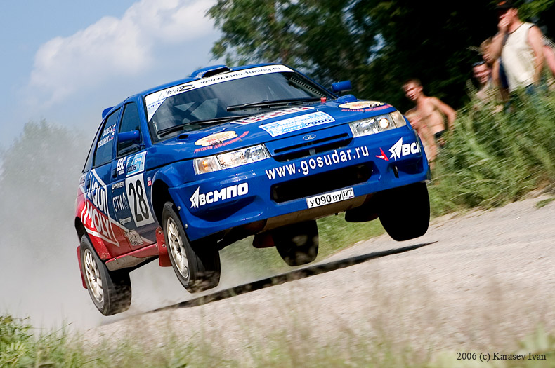 Die Rally die Weißen Nächte 2006. Den ersten Tag, das erste Sprungbrett auf der Rally.