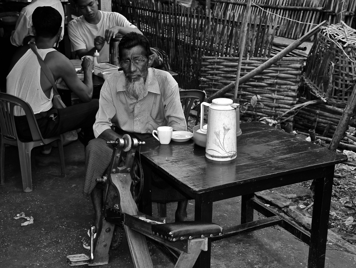 die rast des scherenschleifers, yangon, burma 2011