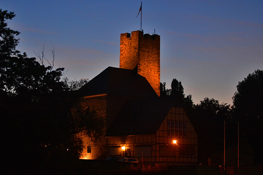 Die Rathausburg von Lauffen am Neckar am Abend