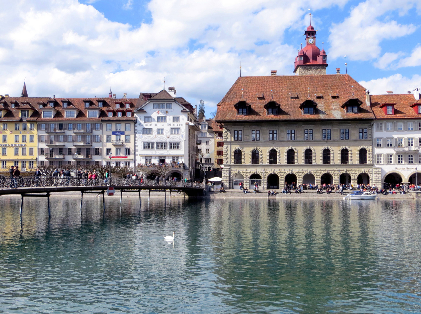 Die Rathaustreppe zwischen der "Pfistern" & dem Rathaus ...