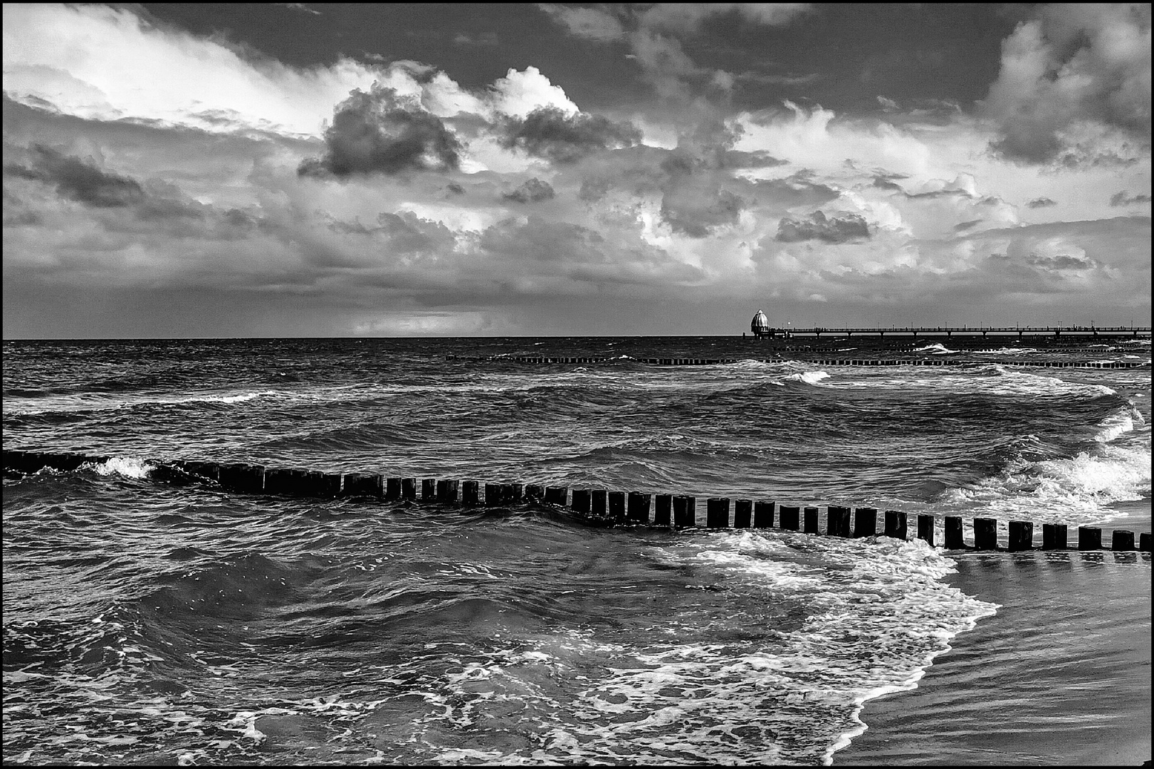 Die rauhe Ostsee an der Seebrücke bei Zingst