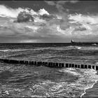 Die rauhe Ostsee an der Seebrücke bei Zingst