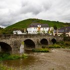 Die Recher Nepomuk-Brücke führt über die Ahr