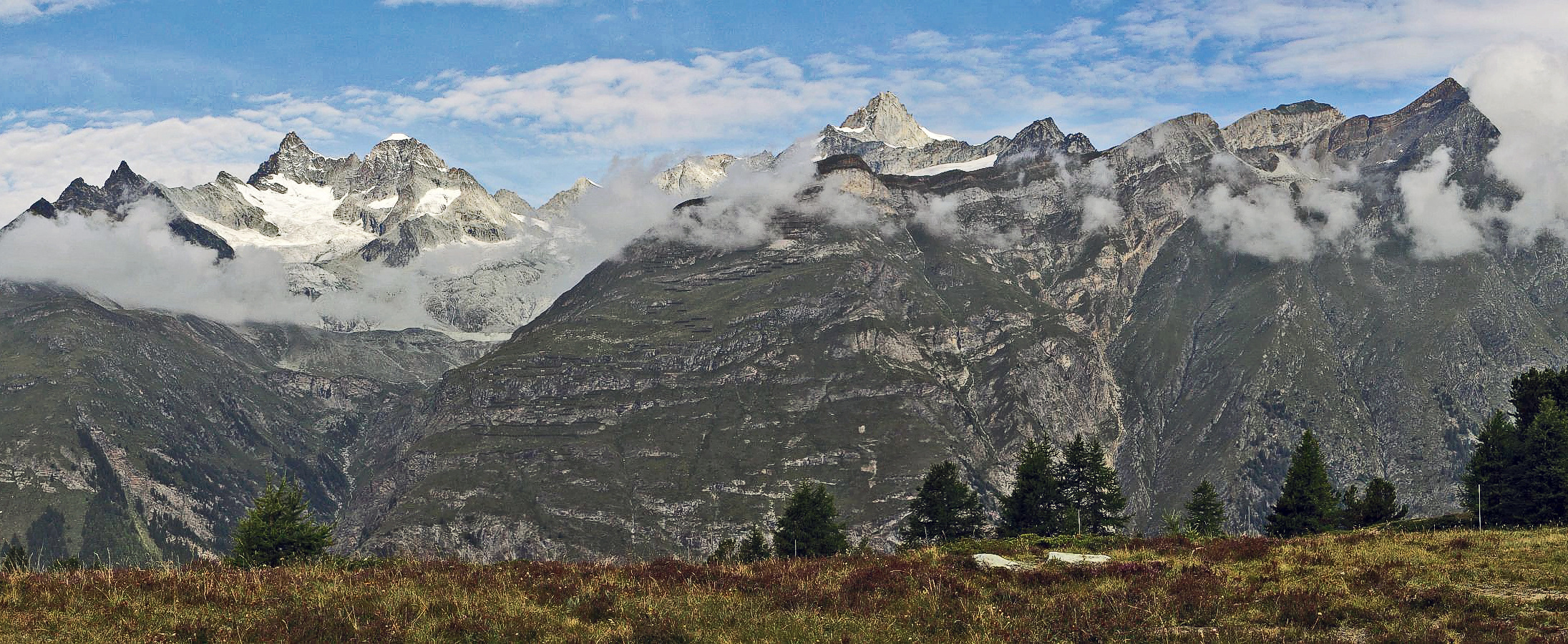 Die rechte Seite des Panoramas von der Sunnega als breites Bild