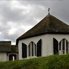 Die reetgedeckte Kirche ...