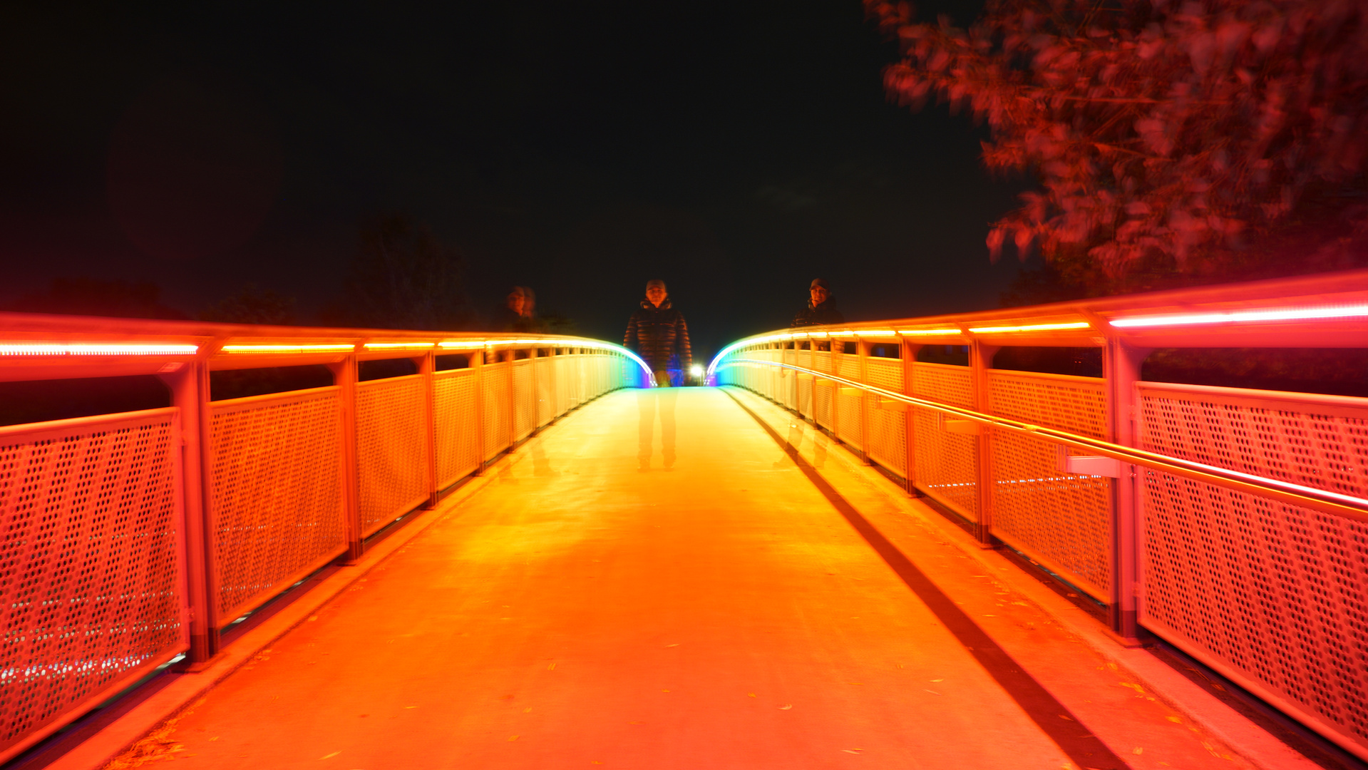 Die Regenbogen Brücke mit 3 schwachen Gestalten