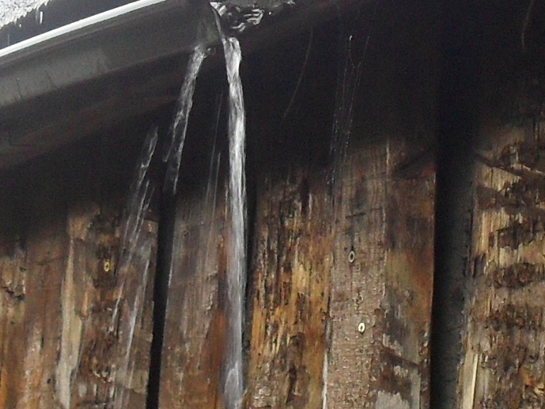 Die Regenrinne Foto & Bild | architektur, ländliche architektur, motive