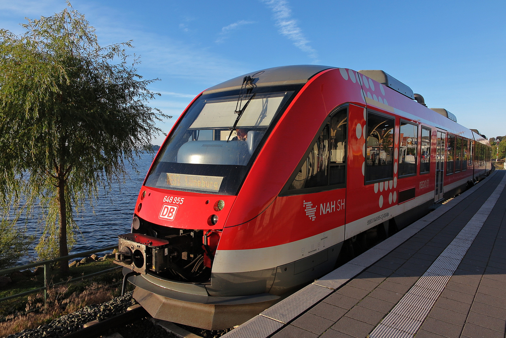 die Regionalbahn macht Station in Plön