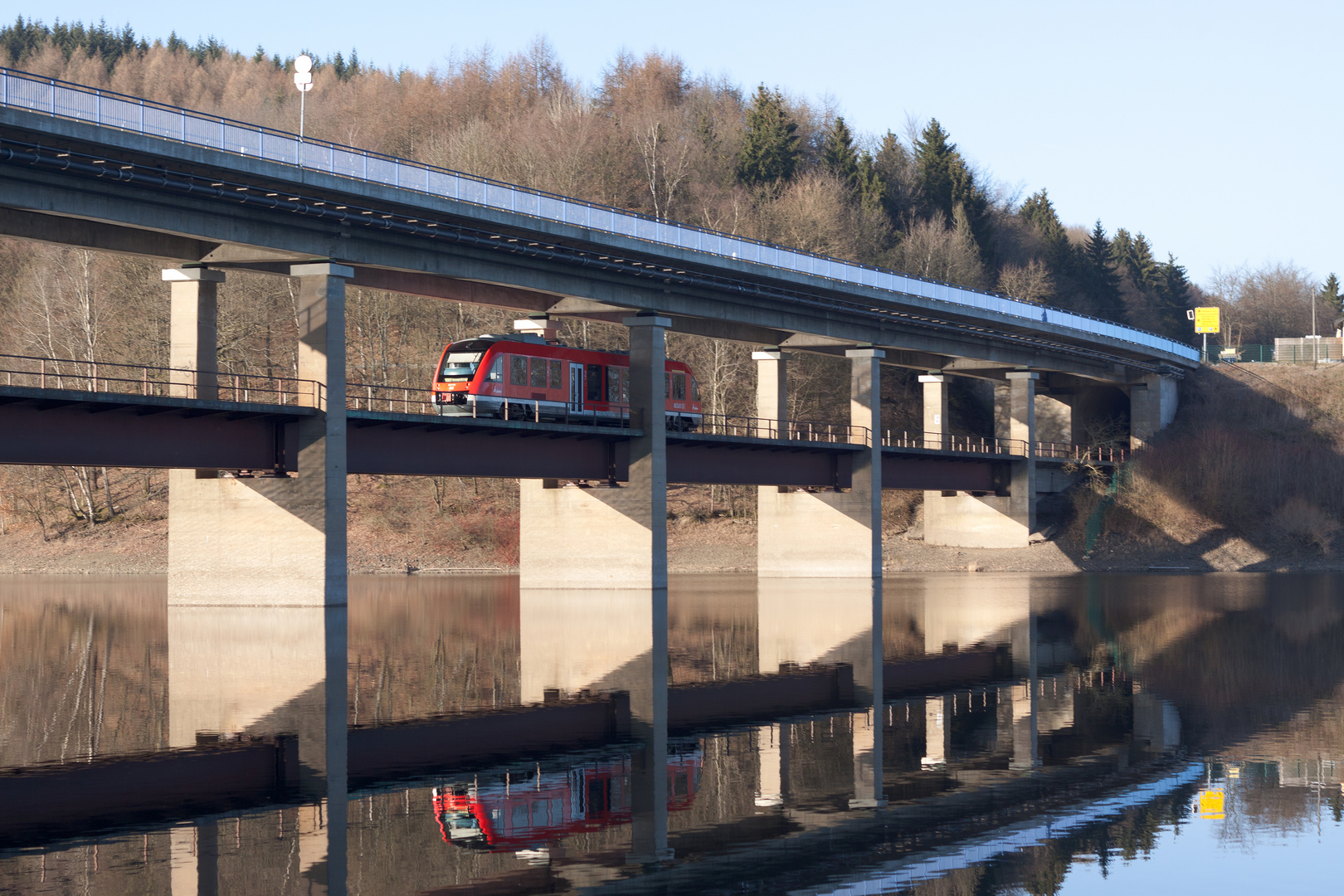 Die Regionalbahn unter und auf der Brücke