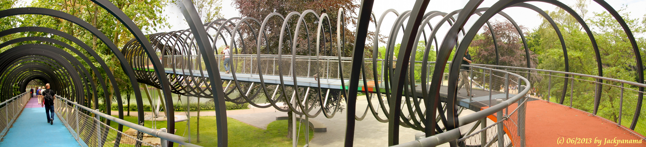 Die Rehberger Brücke im Kaisergarten Oberhausen "Slinky Springs to Fame" (2)