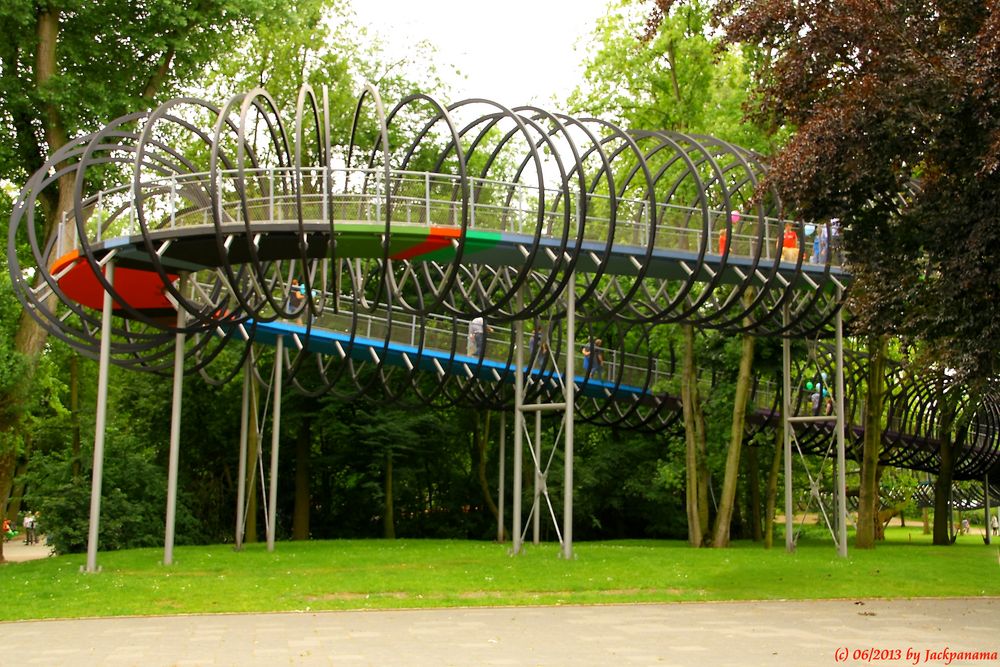 Die Rehberger Brücke im Kaisergarten Oberhausen "Slinky Springs to Fame"