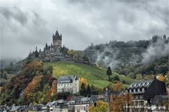 die Reichsburg .... an der Mosel