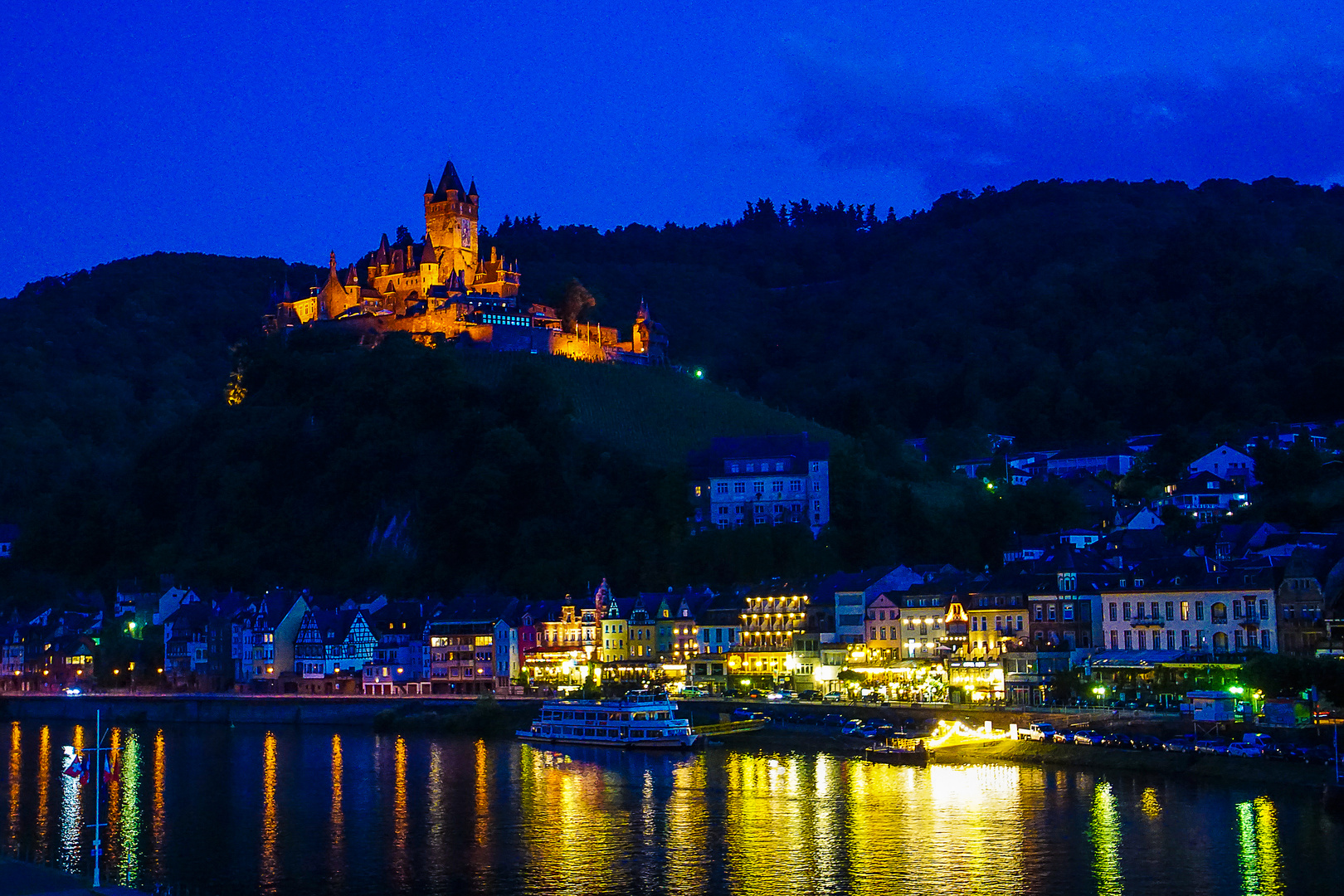 Die Reichsburg in Cochem an der Mosel am Abend