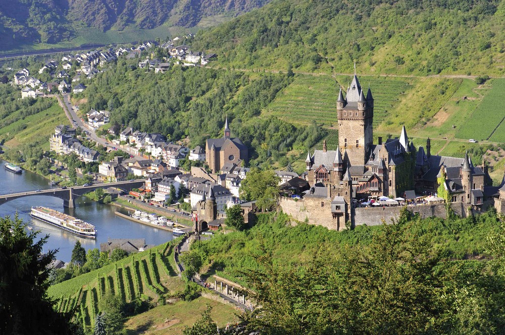 Die Reichsburg über Cochem im Abendlicht