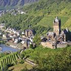 Die Reichsburg über Cochem im Abendlicht