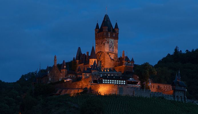 Die Reichsburg zur Blauen Stunde