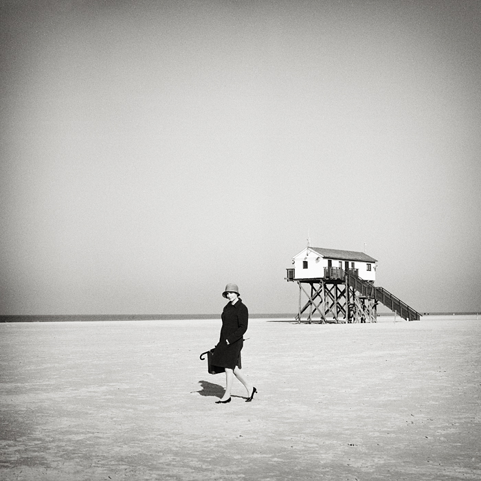 Die Reisende am Strand