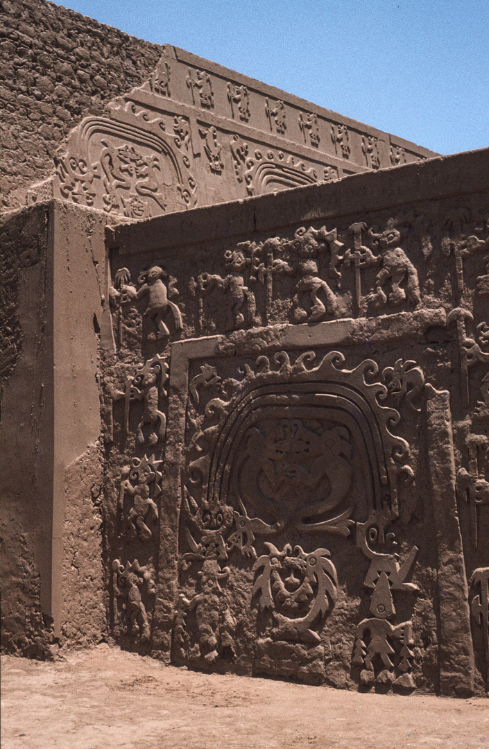 Die Reliefs am Templo Arco Iris