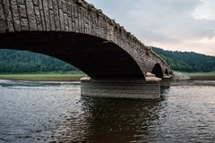 die renovierte Brücke die eigentlich unter Wasser stehet