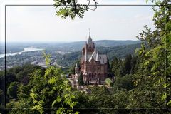 die renovierte Drachenburg (vom Drachenfels aus)