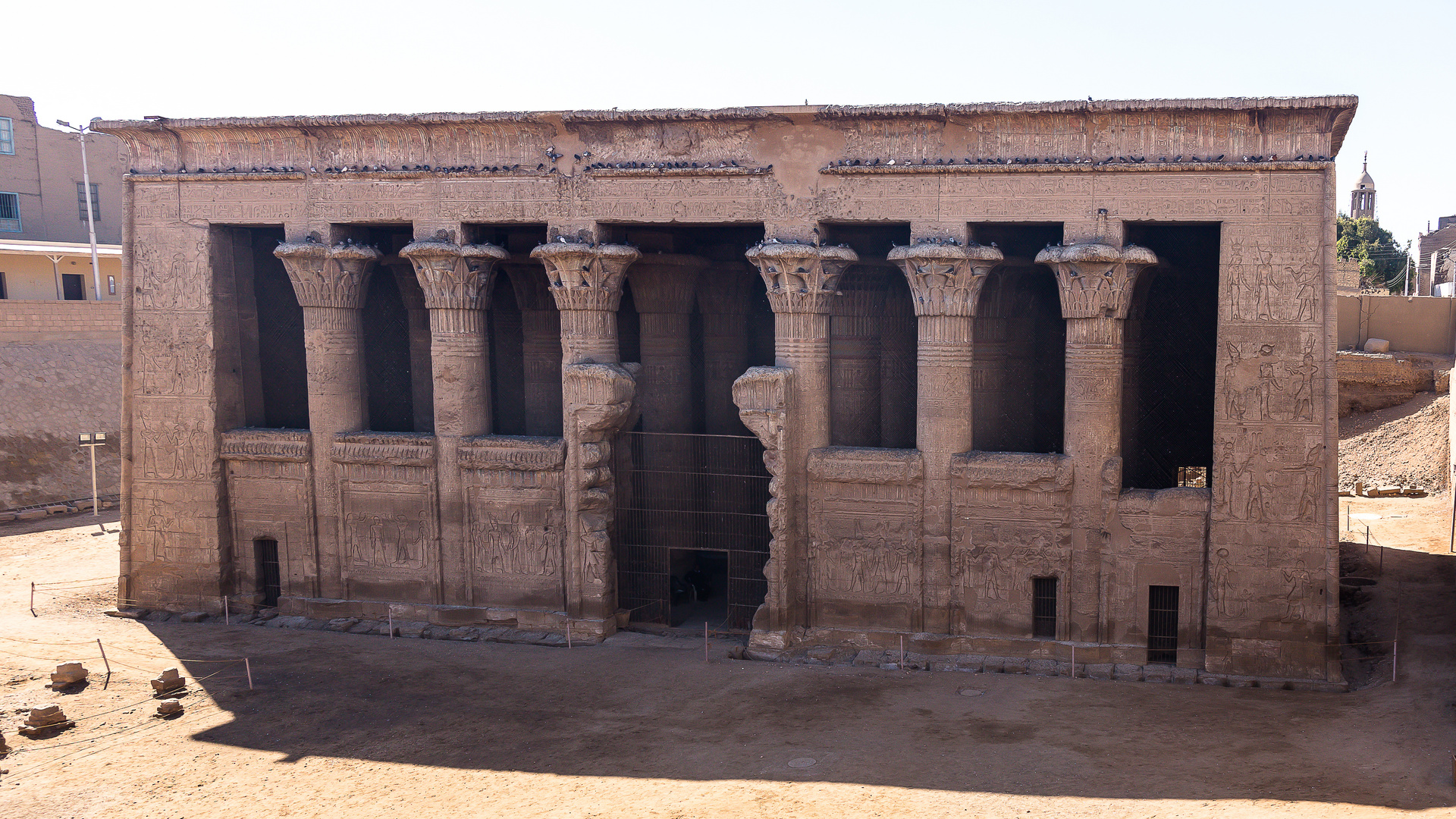 die reste des chnum tempel in esna - mit tauben auf jedem sims