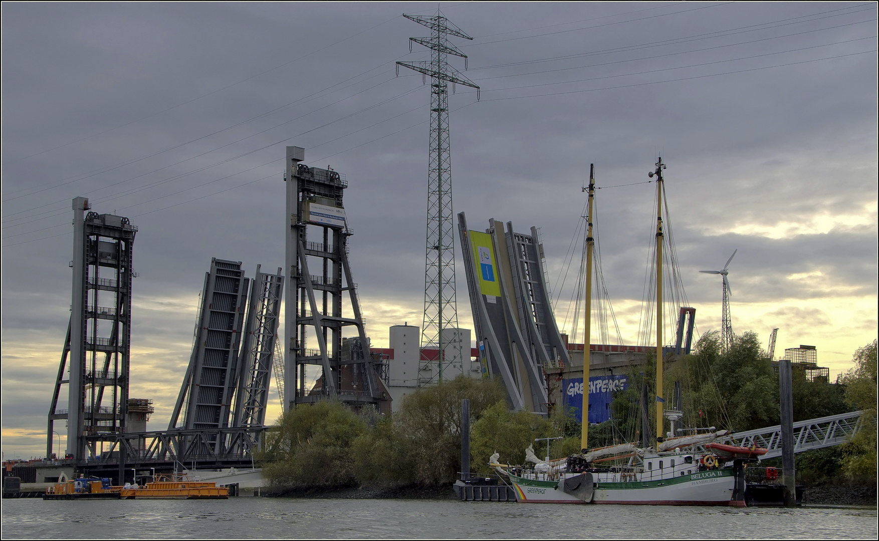 die Rethe-Hubbrücke und "Beluga II"...