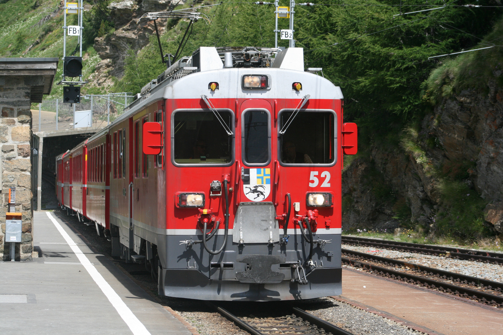 Die RHB am Bahnhof Alp Grüm.