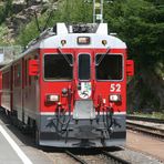 Die RHB am Bahnhof Alp Grüm.