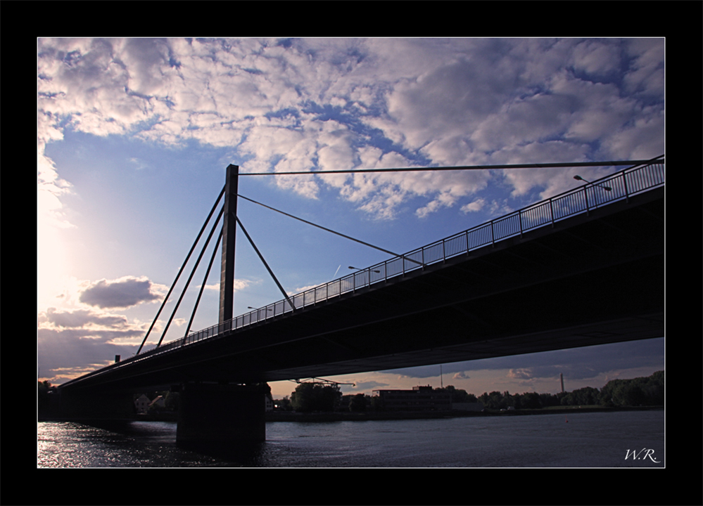 die Rheinbrücke im letzten Licht....