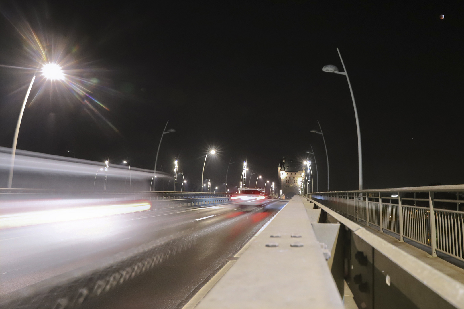 Die Rheinbrücke in Worms in der Blutmondnacht