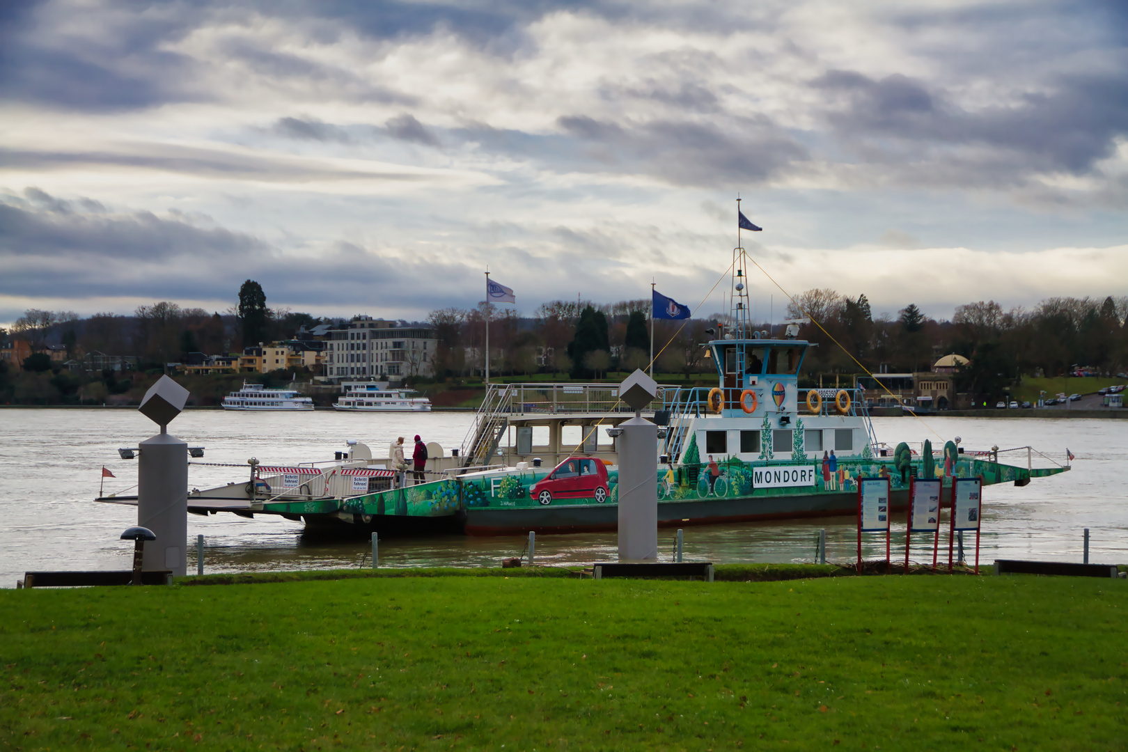 Die Rheinfähre bei Niederdollendorf am Rhein