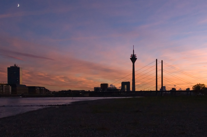 Die Rheinkniebruecke geht schlafen