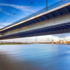 Die Rheinkniebrücke in Düsseldorf 