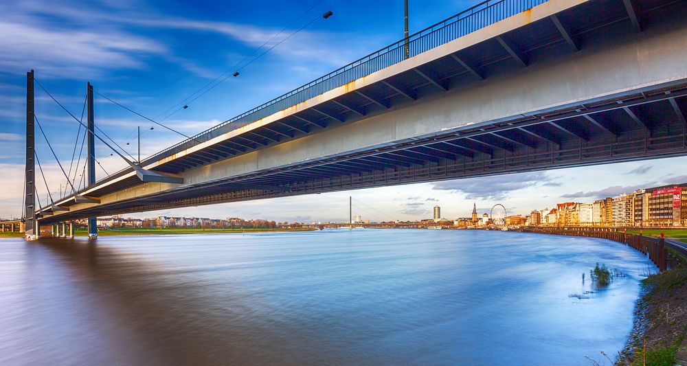 Die Rheinkniebrücke in Düsseldorf 