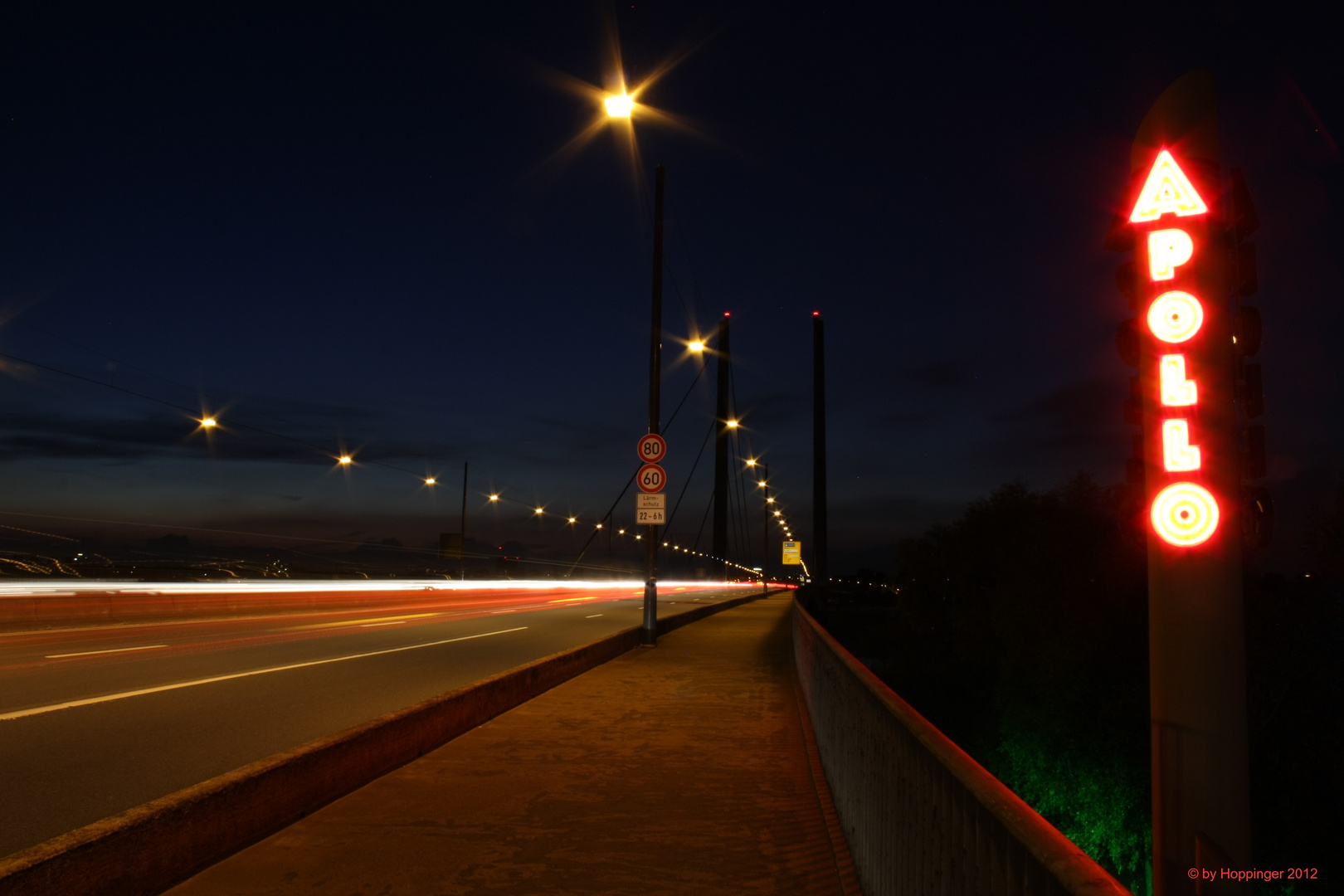 Die Rheinkniebrücke in Düsseldorf