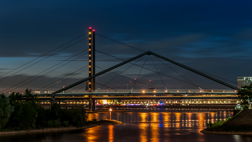 Die Rheinkniebrücke in Düsseldorf @night