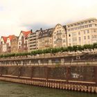 Die Rheinpromenade in Düsseldorf vom Schiff aus gesehen