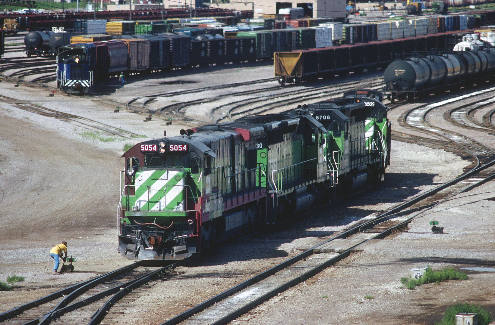 Die richtige Weichenstellung wird oft per Hand entschieden... Burlington Northern GE C30-7 u.a.