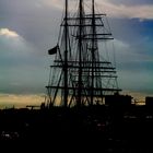 Die Rickmer Rickmers als Scherenschnitt vor einem Fehlfarbenhimmel