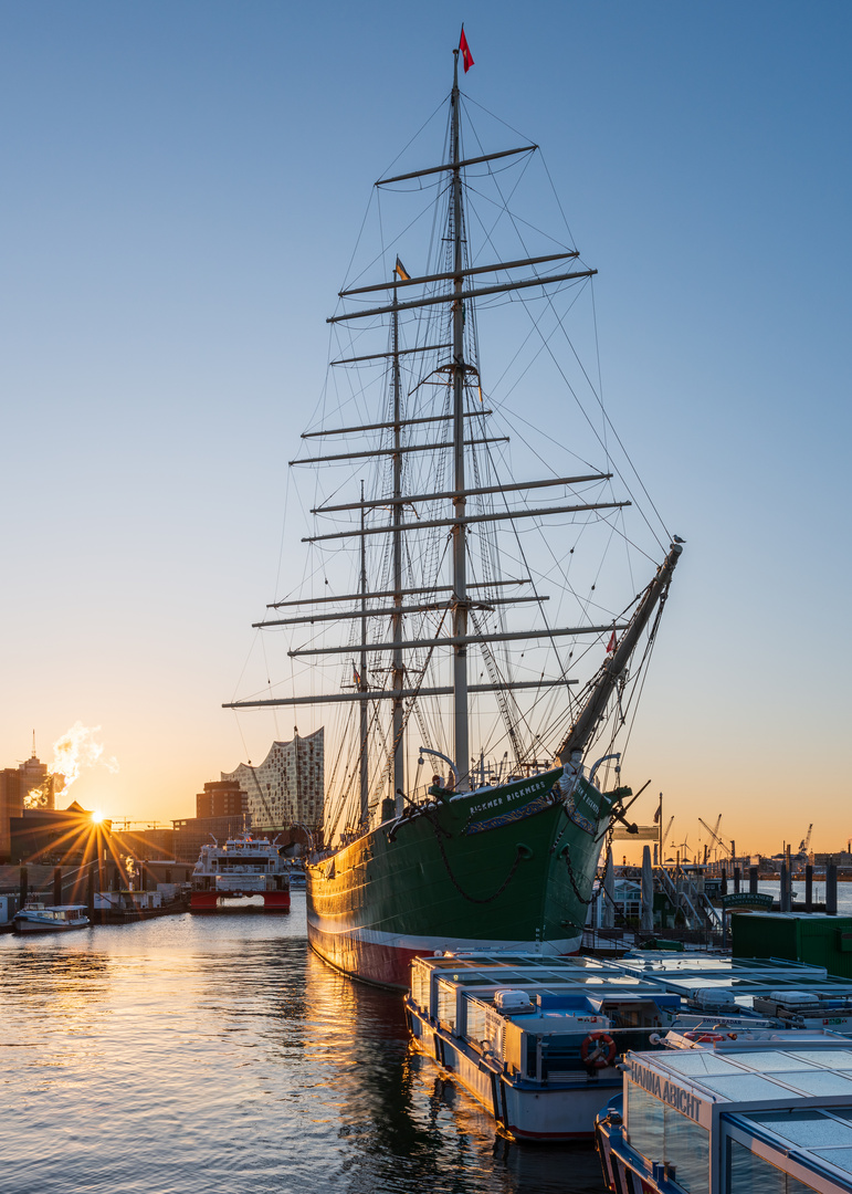 Die Rickmer Rickmers bei Sonnenaufgang