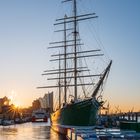 Die Rickmer Rickmers bei Sonnenaufgang